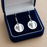 Boucles d'oreilles fleur de naissance Mai - Vignette | GravéPourToi